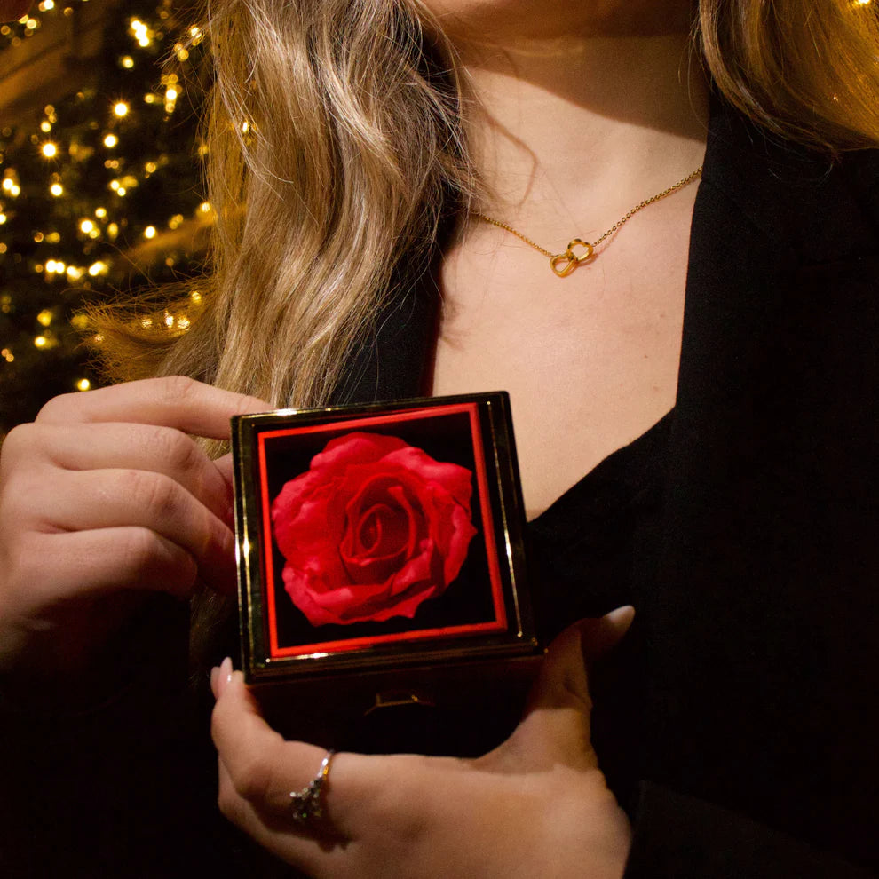 Collar personalizado con rosas eternas y corazones