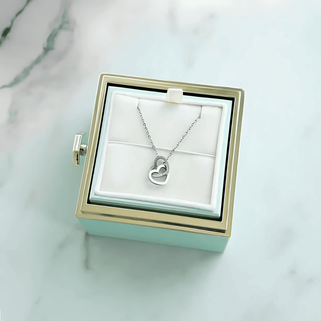 Collar personalizado con rosas eternas y corazones