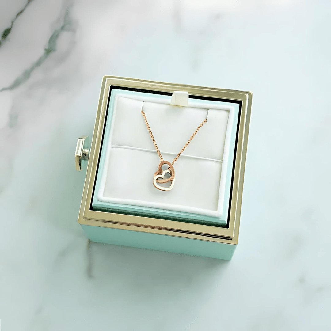 Collar personalizado con rosas eternas y corazones