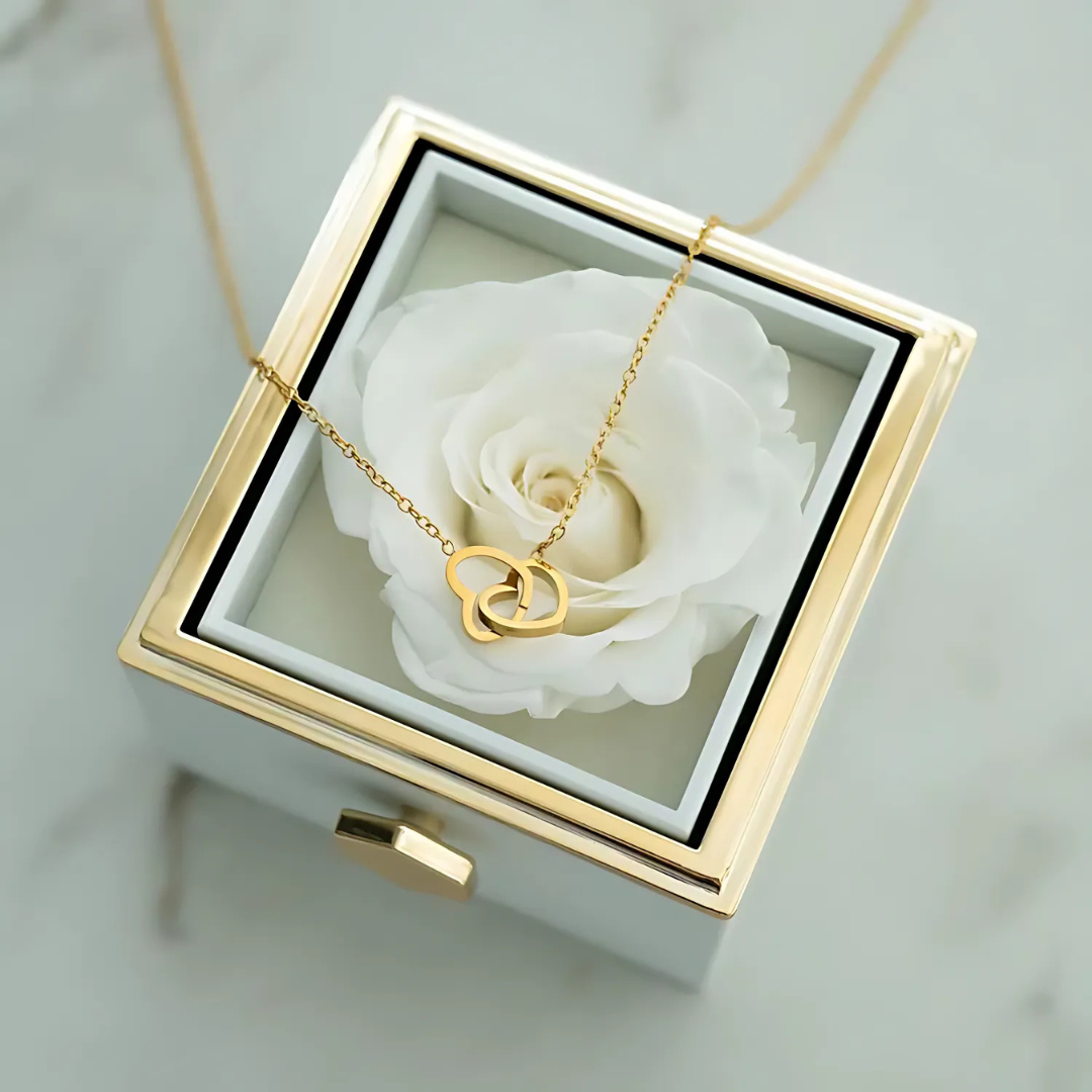 Collar personalizado con rosas eternas y corazones