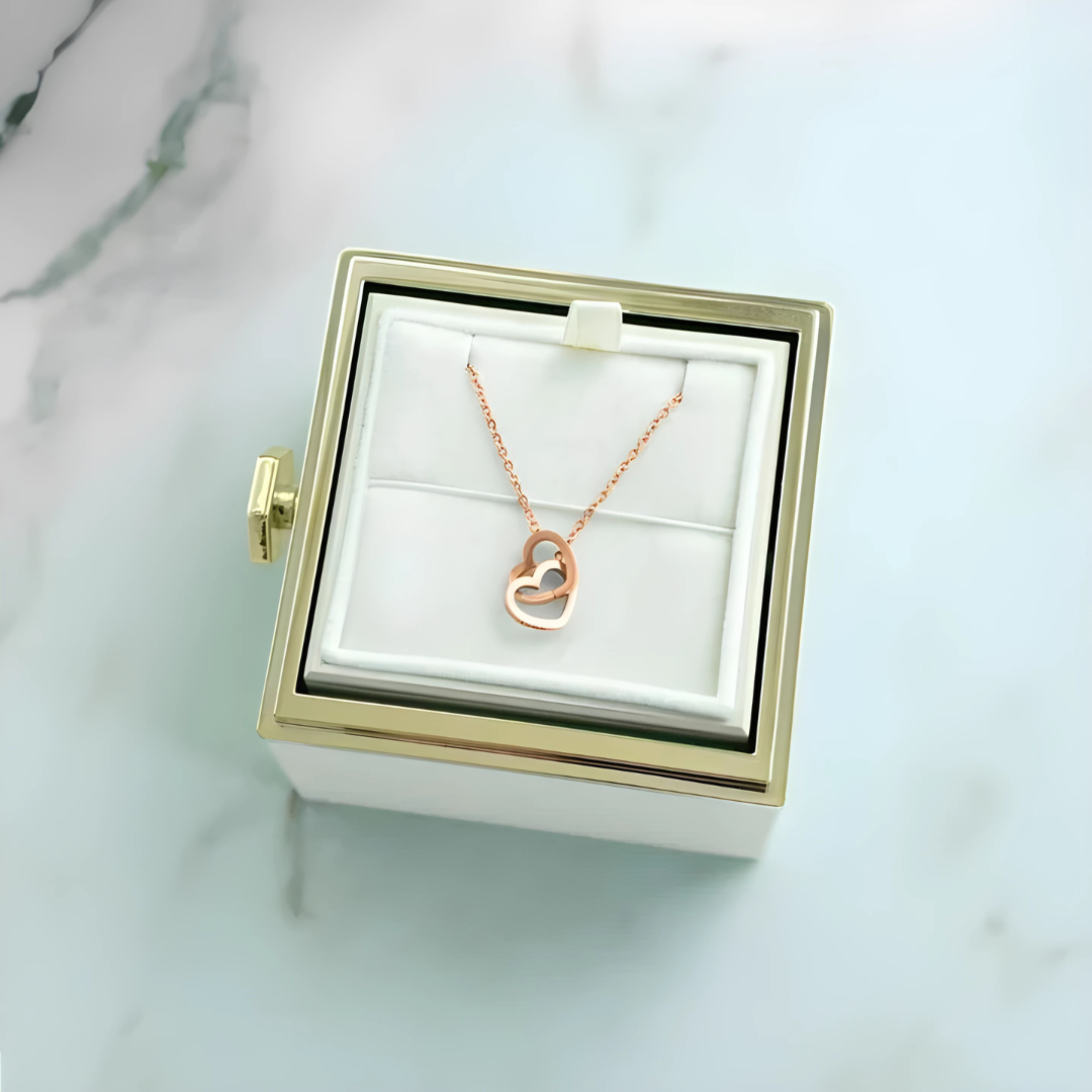 Collar personalizado con rosas eternas y corazones