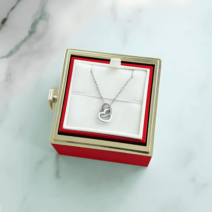 Collar personalizado con rosas eternas y corazones